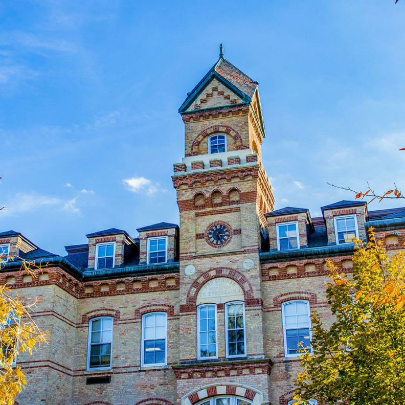 Die Turmspitze von Old Main auf dem Campus der Elmhurst University.