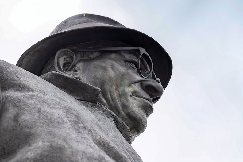 A photo of a statue of NFL coaching legend Vince Lombardi.