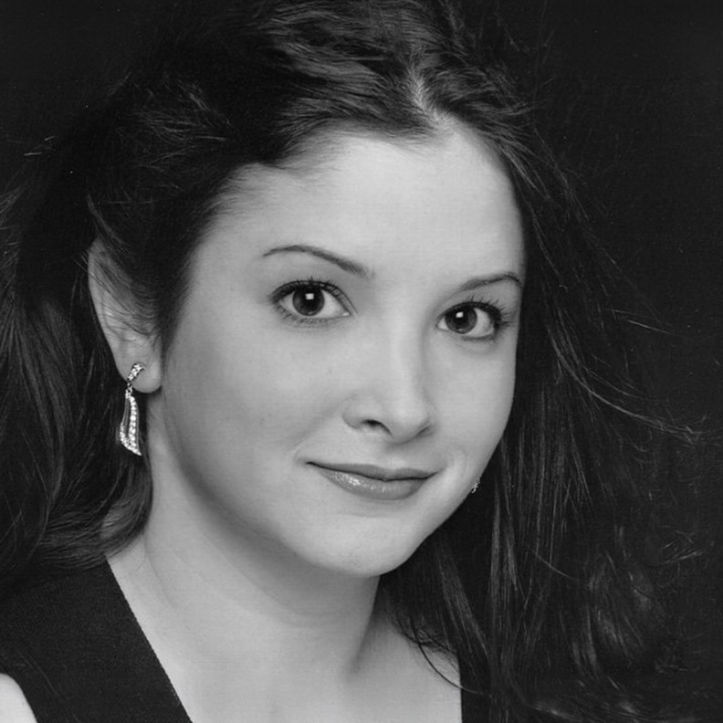 Amy Yassinger Headshot Photo